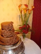 Modern table centre with mango callas